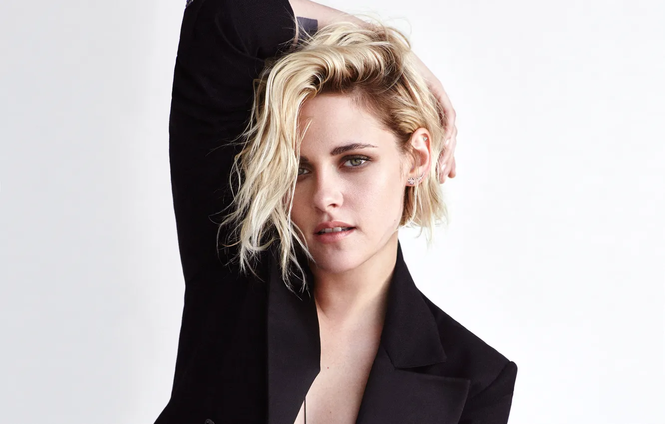 Фото обои взгляд, поза, портрет, актриса, блондинка, белый фон, пиджак, Kristen Stewart