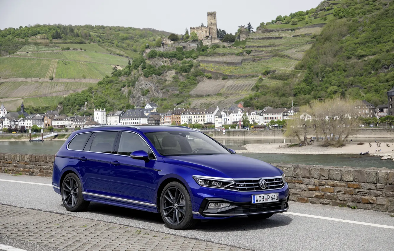 Фото обои синий, холмы, Volkswagen, универсал, Passat, R-Line, Variant, 2019