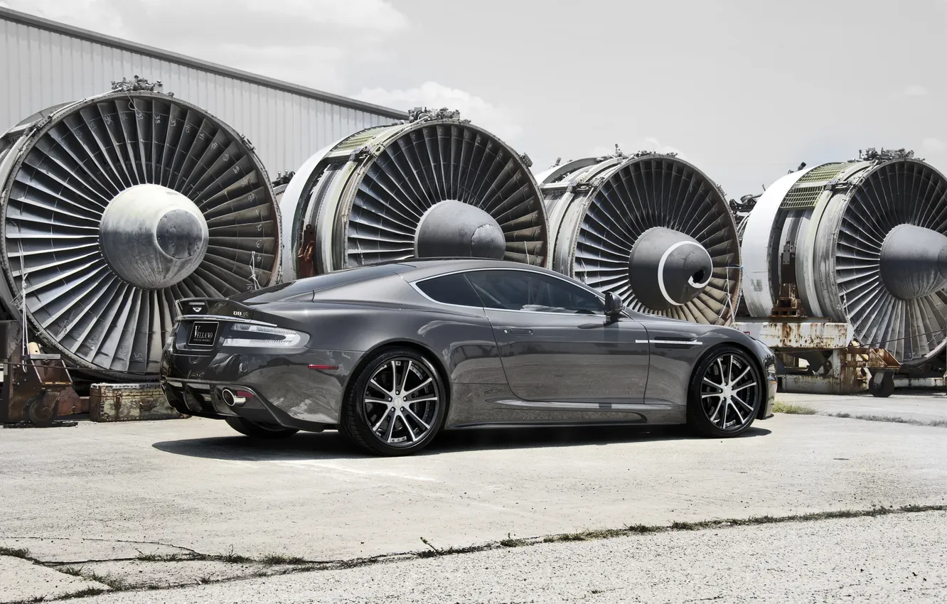 Фото обои трава, трещины, серый, Aston Martin, DBS, wheels, диски, вид сзади