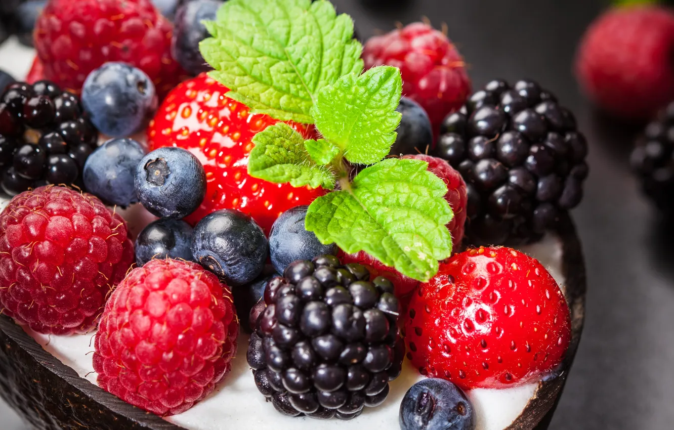 Фото обои черника, клубника, малинка, blueberries, strawberries, mint leaves, Malinka, фруктовый десерт