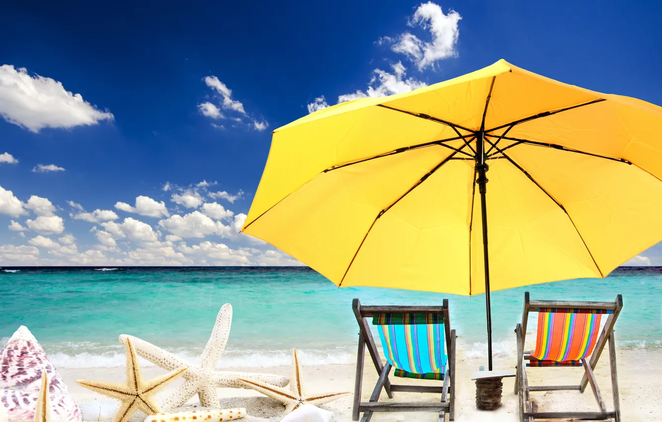 Фото обои песок, море, пляж, солнце, звезды, зонт, шезлонг, ракушки