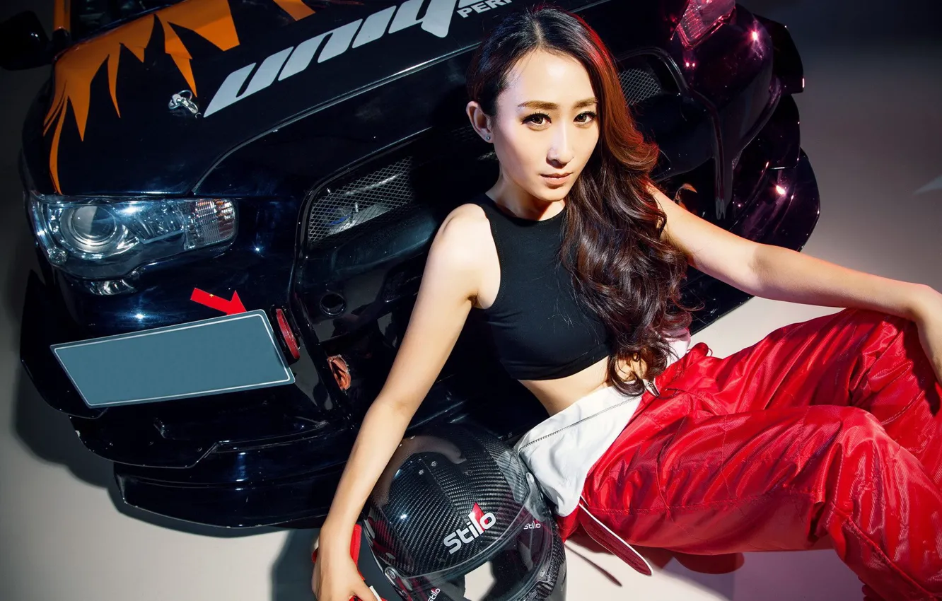 Фото обои авто, взгляд, Девушки, шлем, Mitsubishi, азиатка, красивая девушка, сидит над машиной