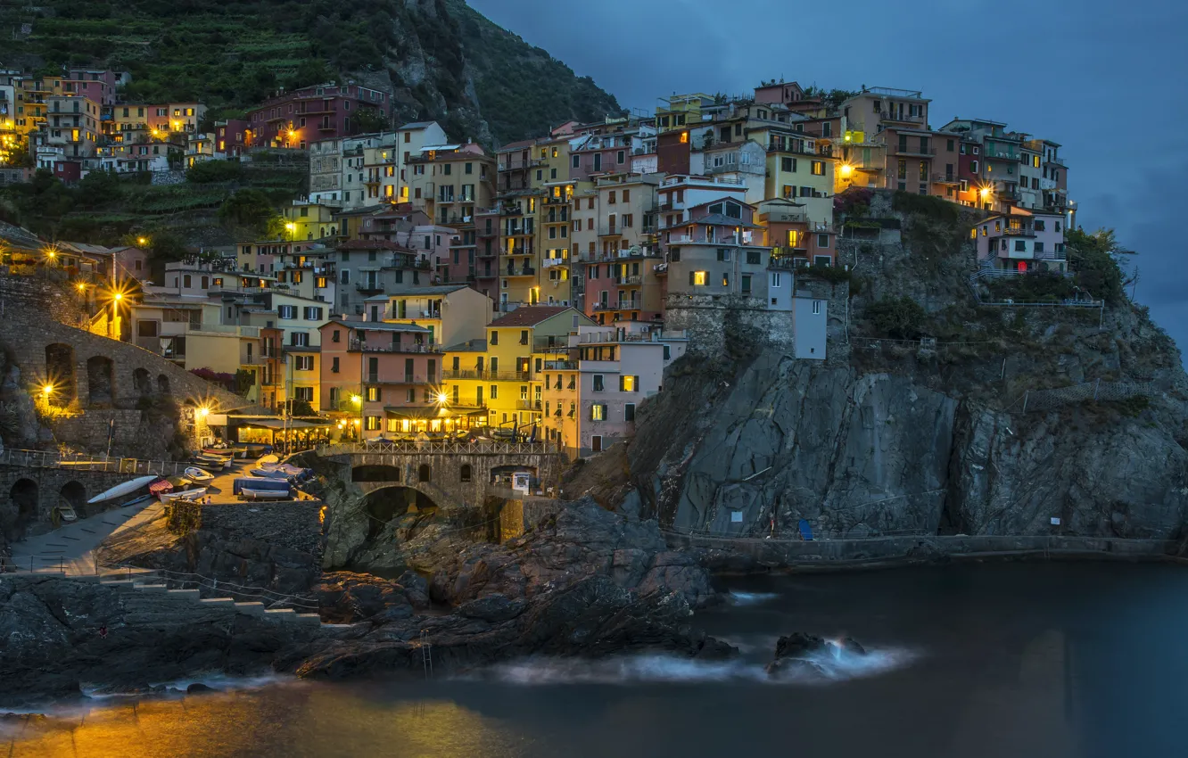 Фото обои море, ночь, огни, скалы, дома, Италия, Manarola, Cinque Terre