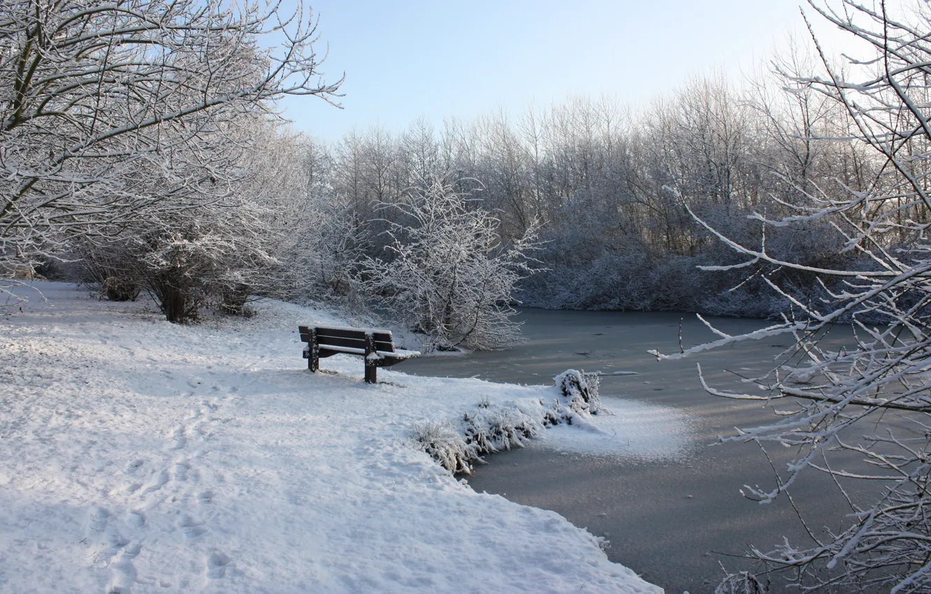 Фото обои зима, снег, река, лавочка
