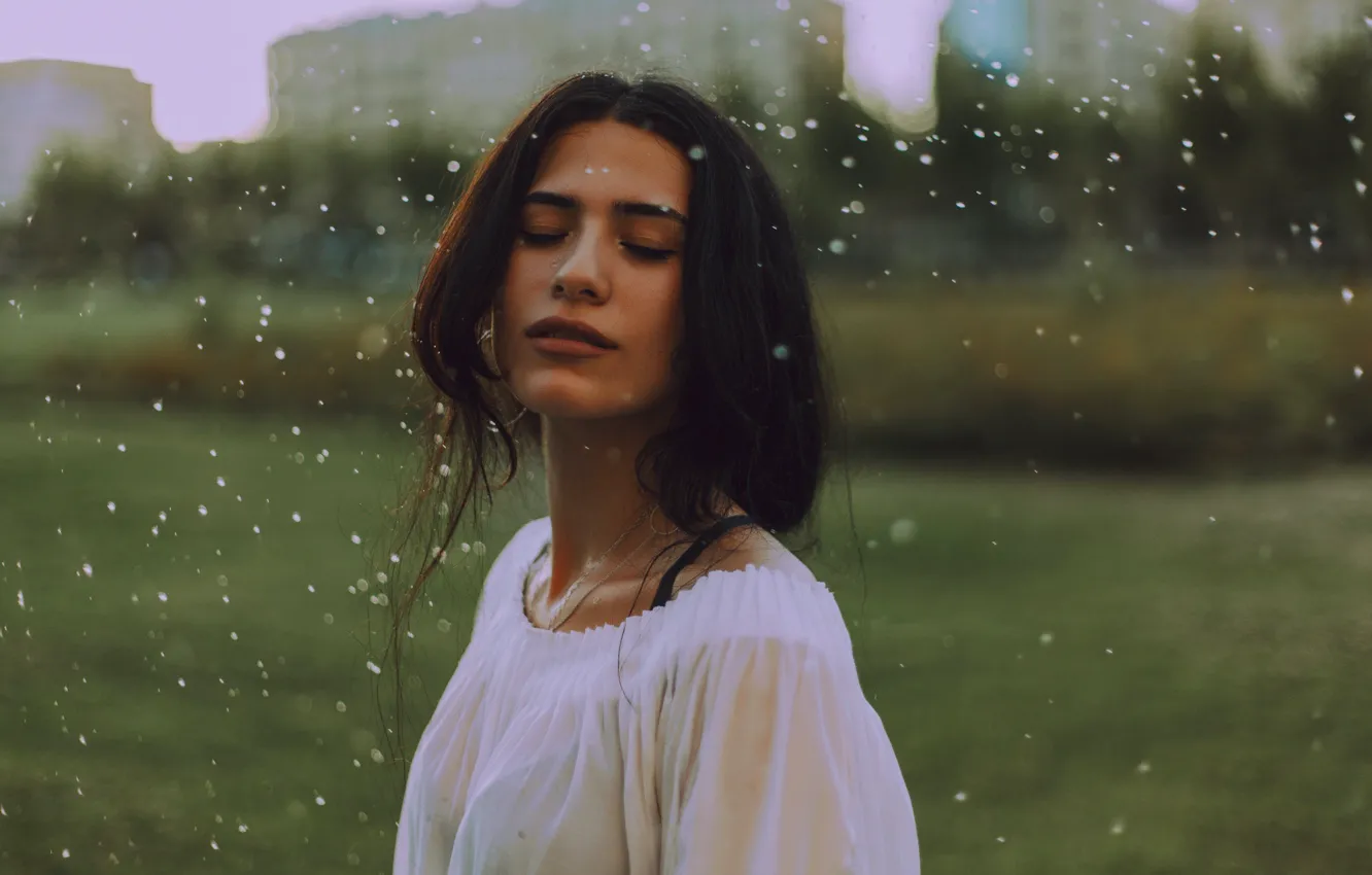 Фото обои движение, красивая девушка, капли воды, water drops, очарование, beautiful girl, закрытые глаза, темные волосы