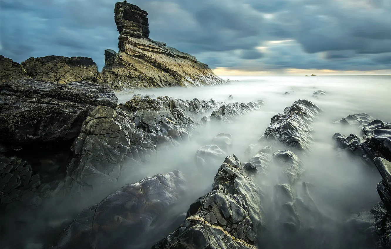 Фото обои море, тучи, камни, скалы, дымка