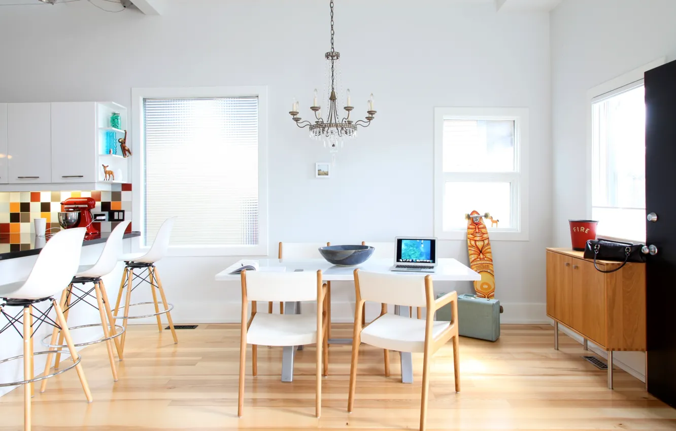 Фото обои стол, мебель, окна, стулья, интерьер, кухня, люстра, стойка