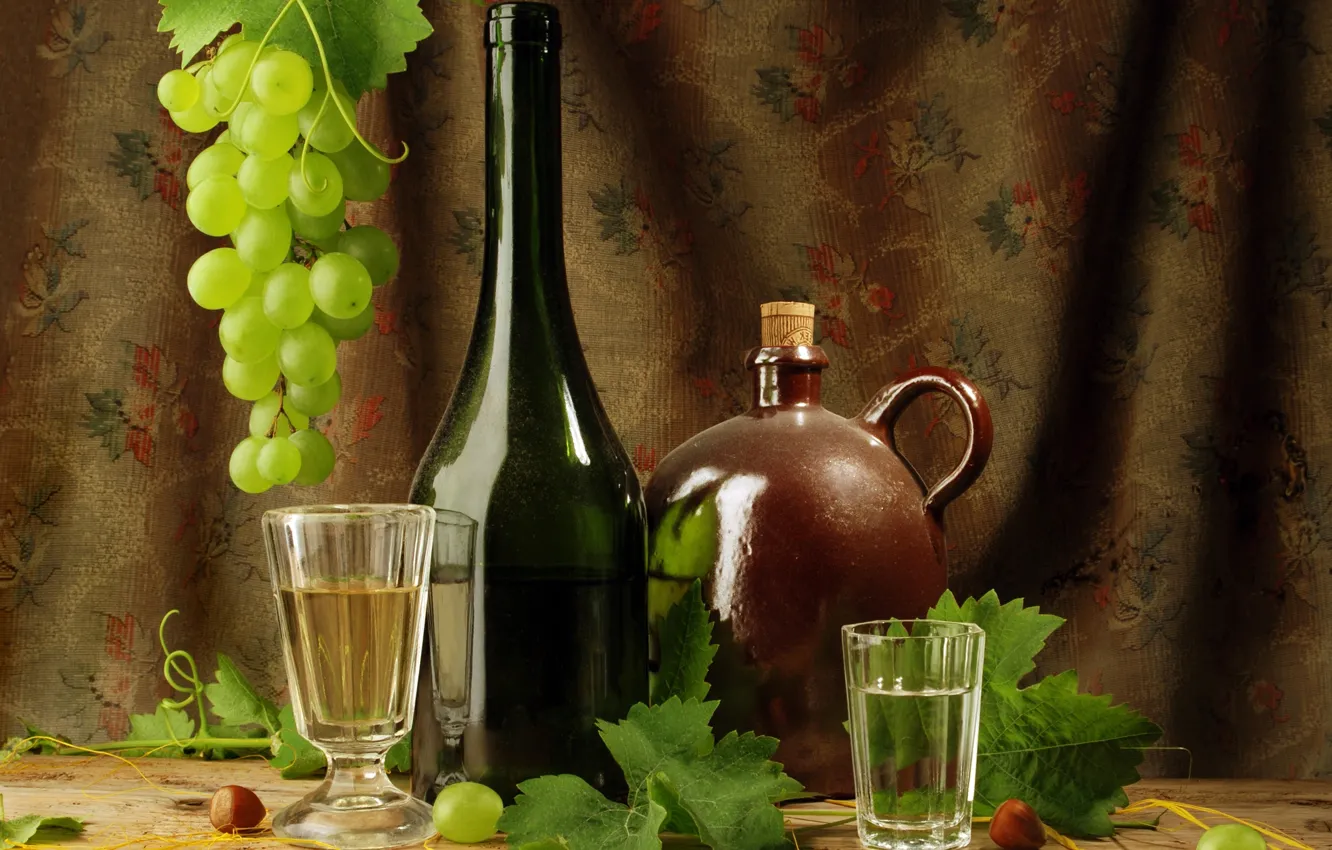 Фото обои листья, стакан, вино, бутылка, виноград, водка, рюмка