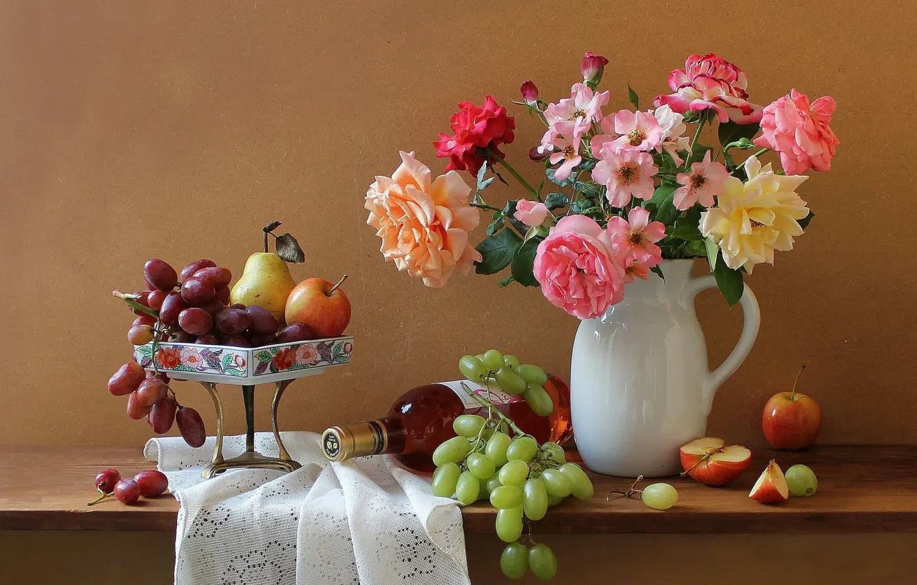 Фото обои цветы, вино, яблоки, бутылка, розы, букет, виноград, кувшин
