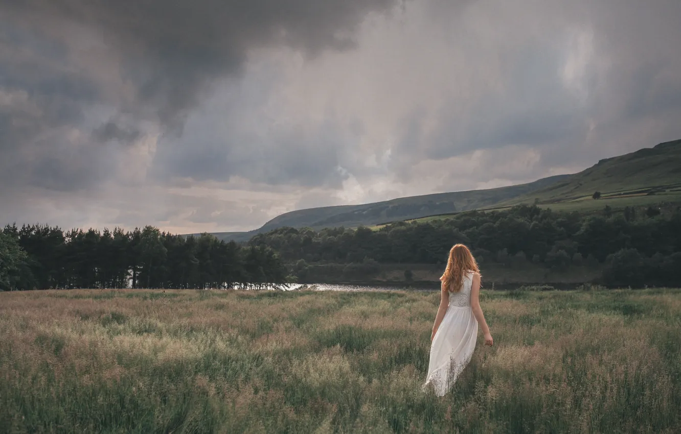 Фото обои поле, девушка, прогулка