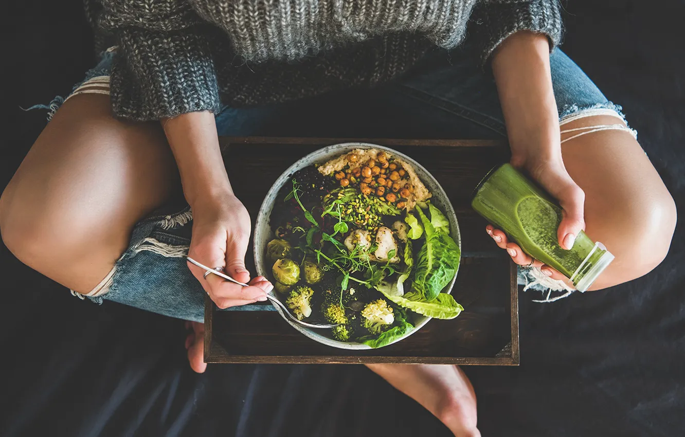 Фото обои juice, woman, salad, healthy food, broken jeans