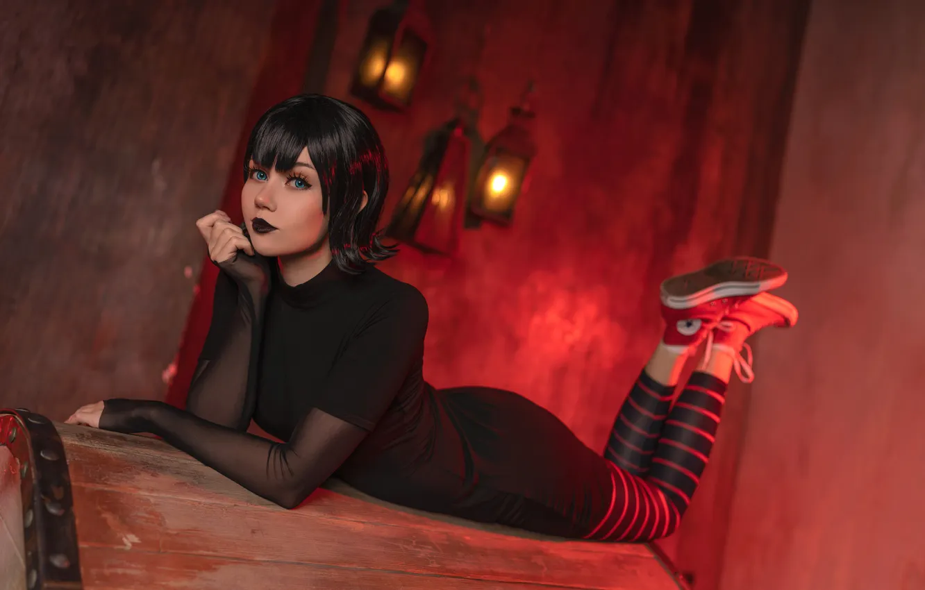 Фото обои blue eyes, model, women, cosplay, brunette, vampires, lying on front, women indoors
