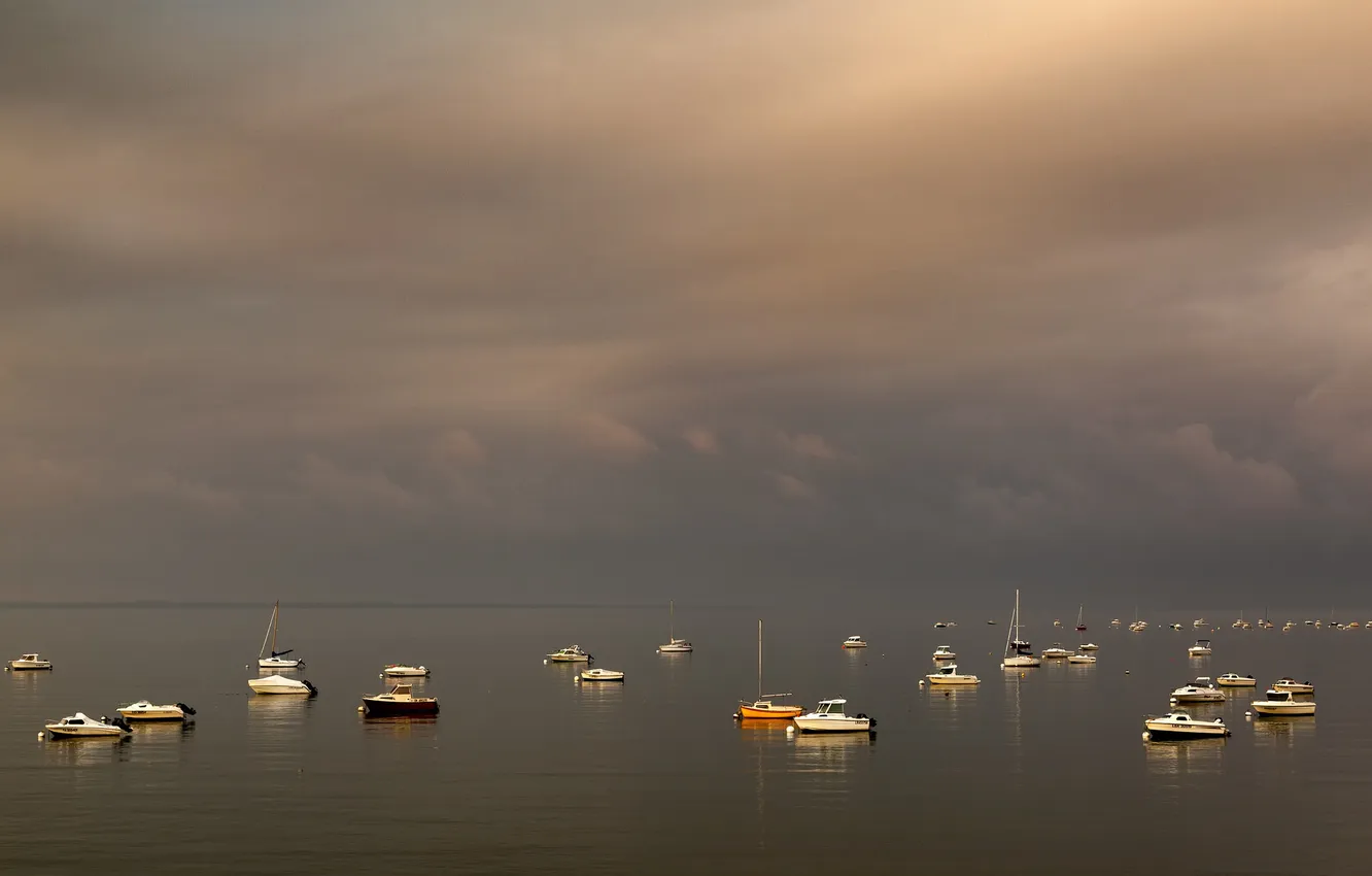 Фото обои небо, тучи, озеро, яхты, лодки