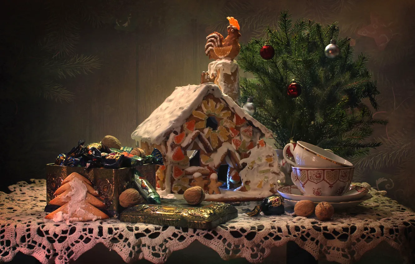 Фото обои елка, конфеты, орехи, петух, пряники, пряничный домик