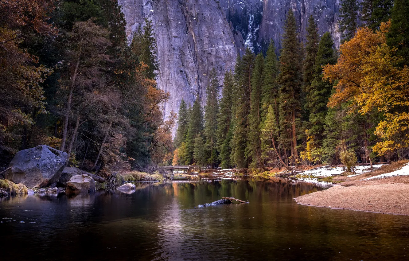 Фото обои осень, лес, деревья, горы, скалы, берег, водоем