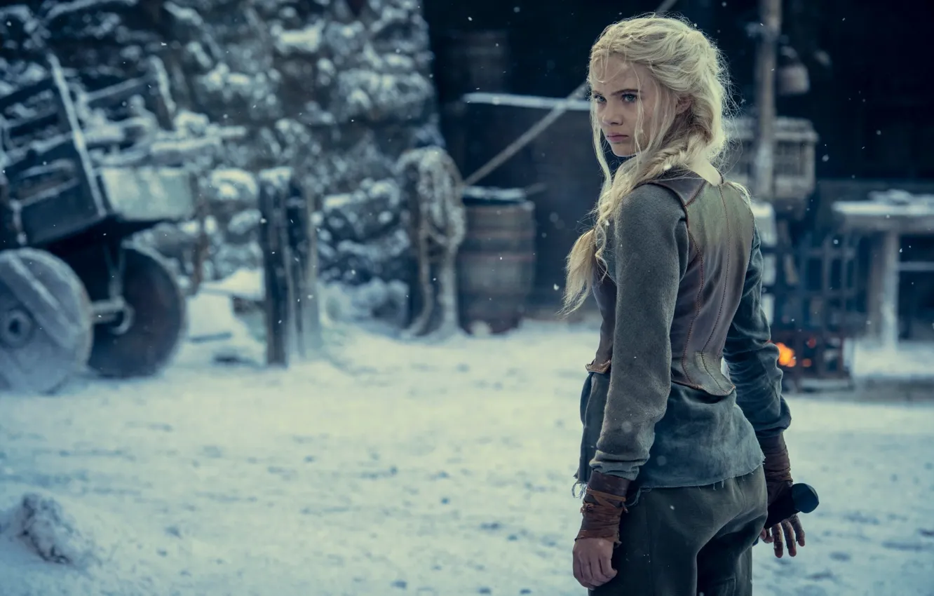 Фото обои взгляд, фигура, двор, сериал, Ведьмак, The Witcher, Цири, Каэр Морхен