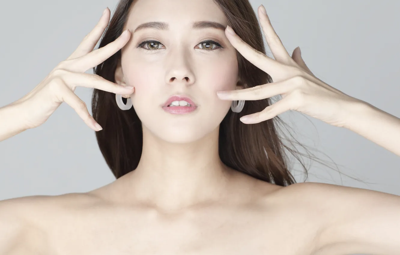 Фото обои взгляд, лицо, руки, азиатка
