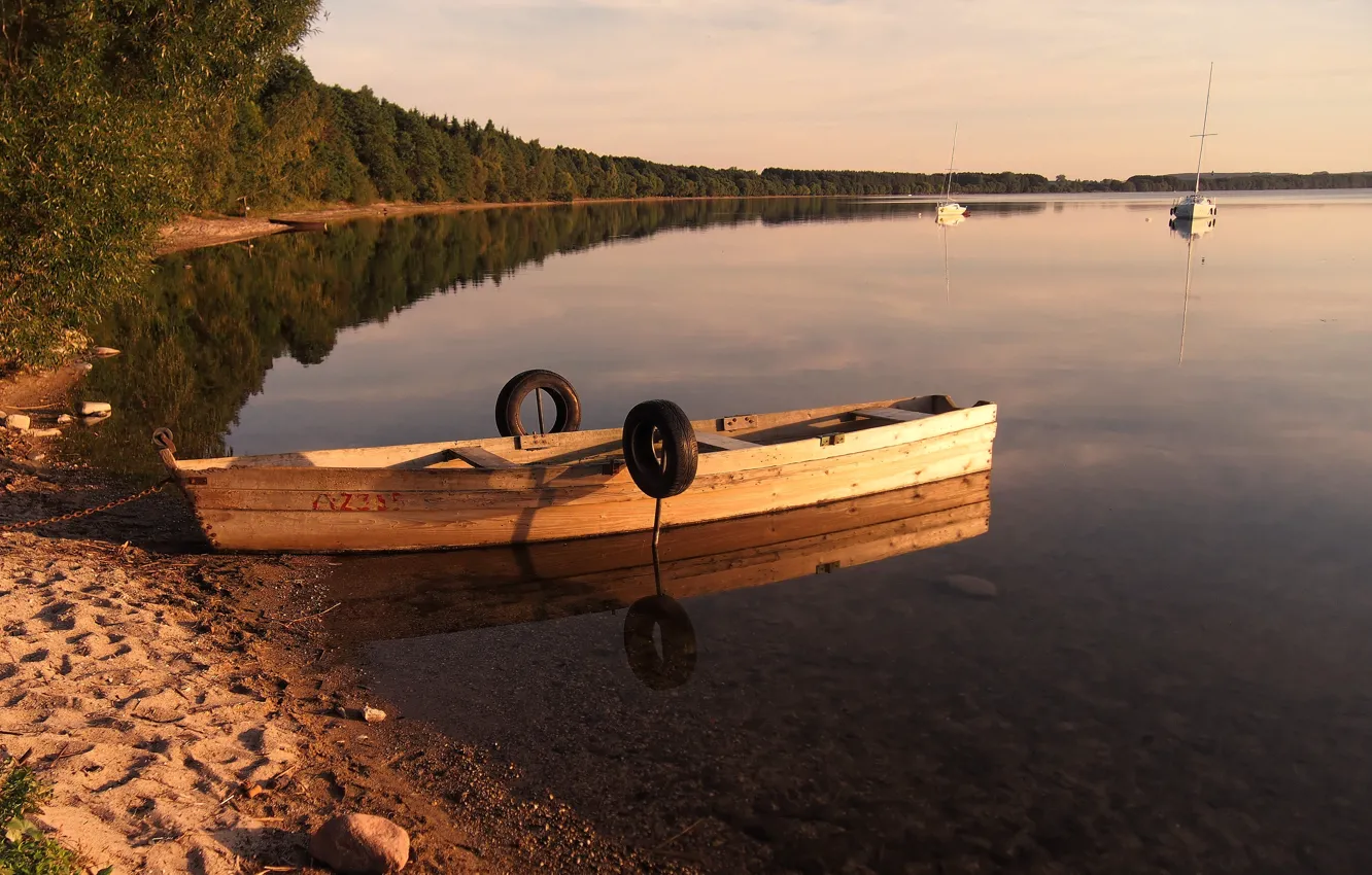 Фото обои лес, вода, закат, озеро, берег, лодка, литва
