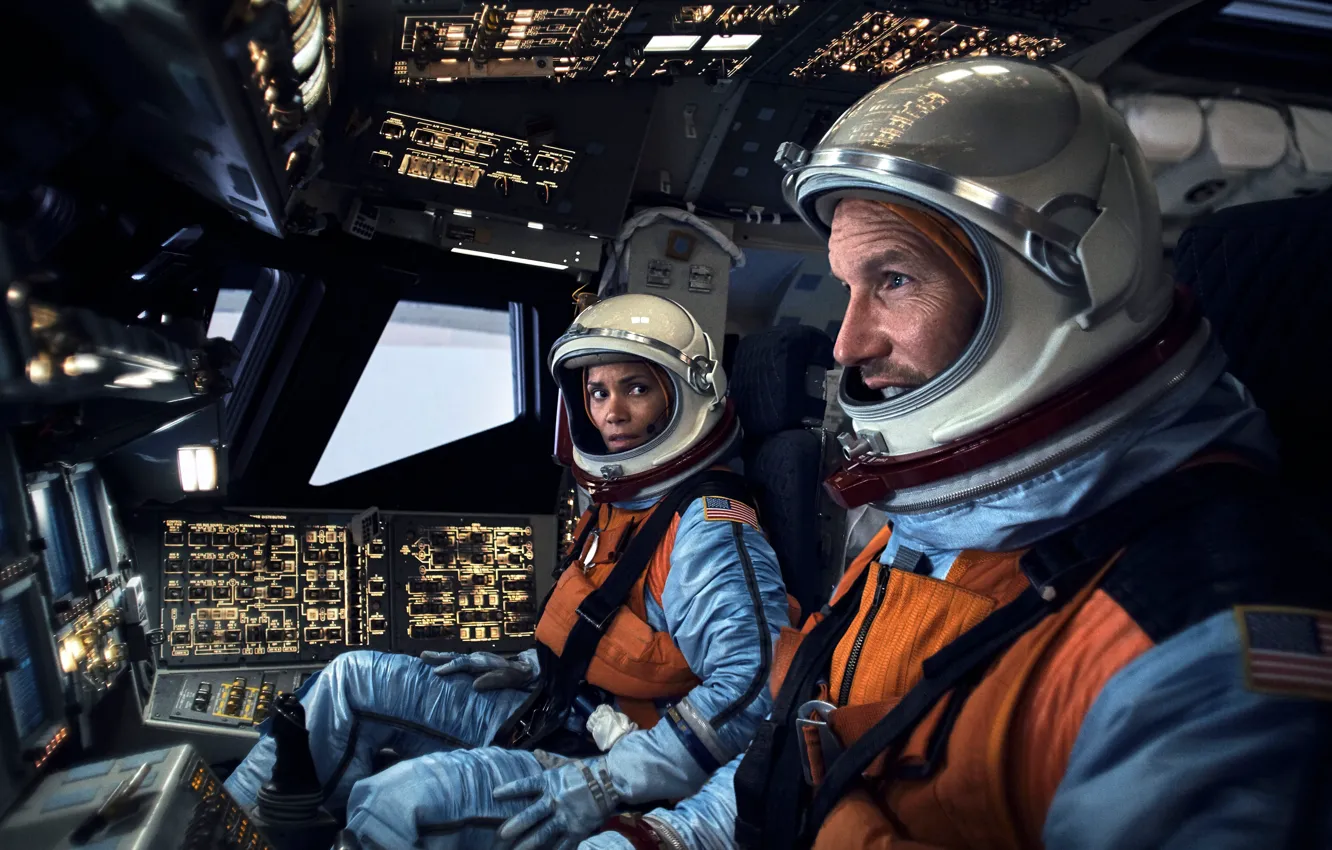 Фото обои Скафандр, Шлем, Двое, Halle Berry, Кабина, Patrick Wilson, Хэлли Берри, Патрик Уилсон