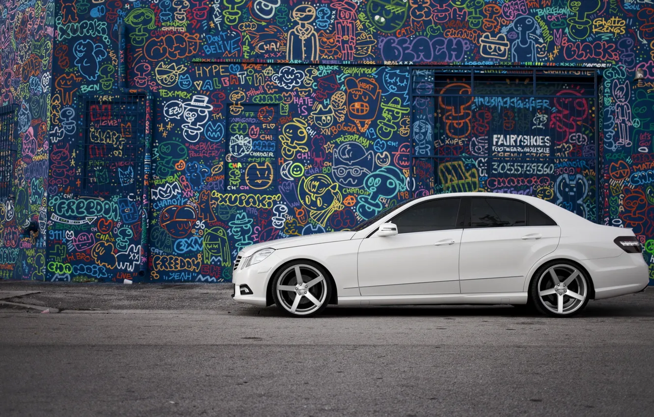 Фото обои белый, граффити, тюнинг, Mercedes, диски, сбоку, тонировка, E Class