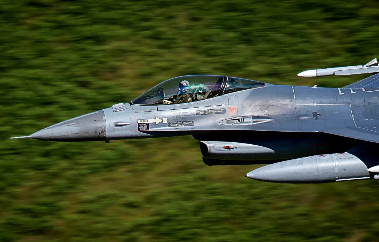 Фото обои фон, размытость, истребитель, кабина, пилот, самолёт, F-16