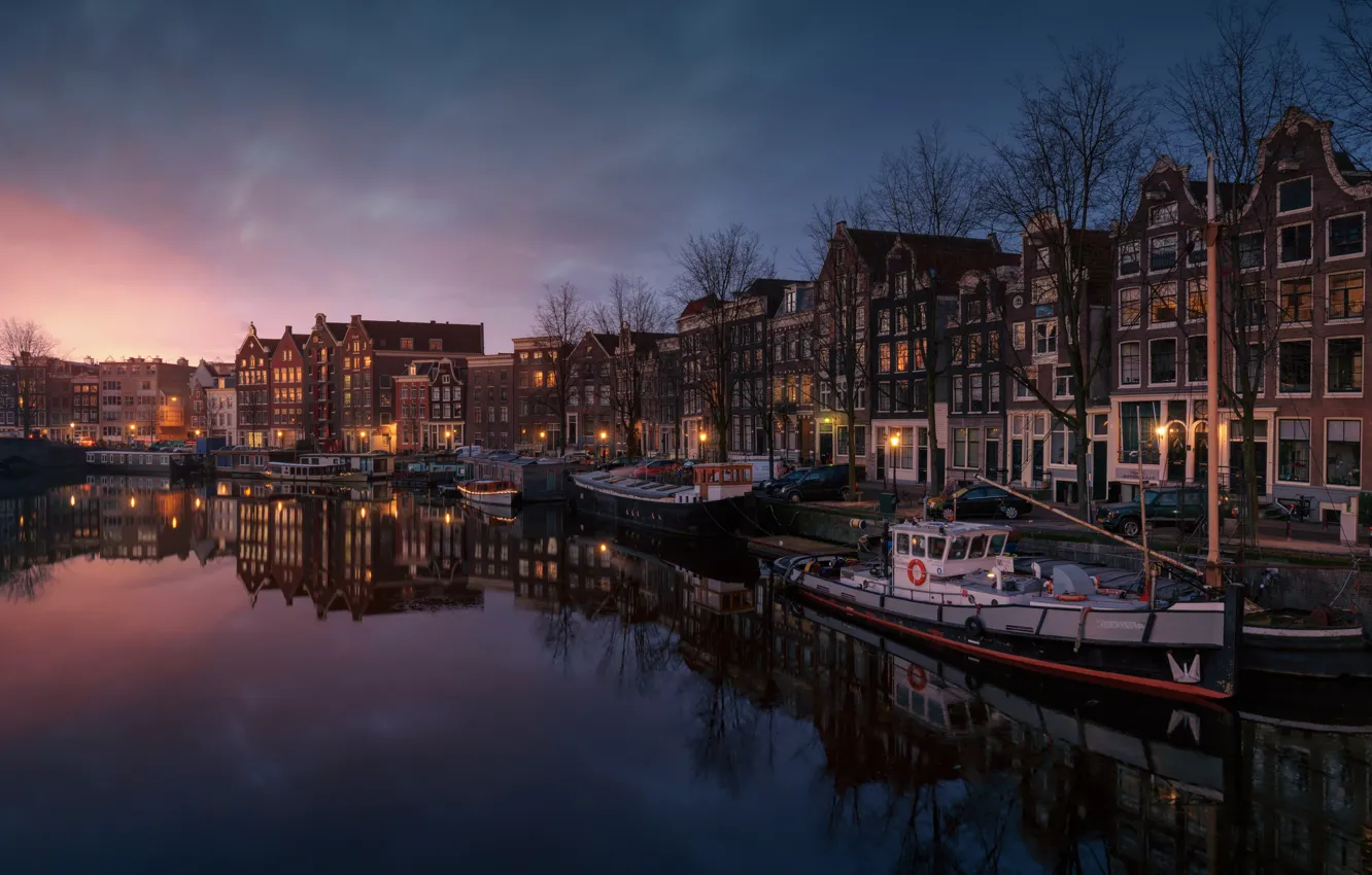 Фото обои свет, город, лодка, дома, вечер, Амстердам, канал, Нидерланды