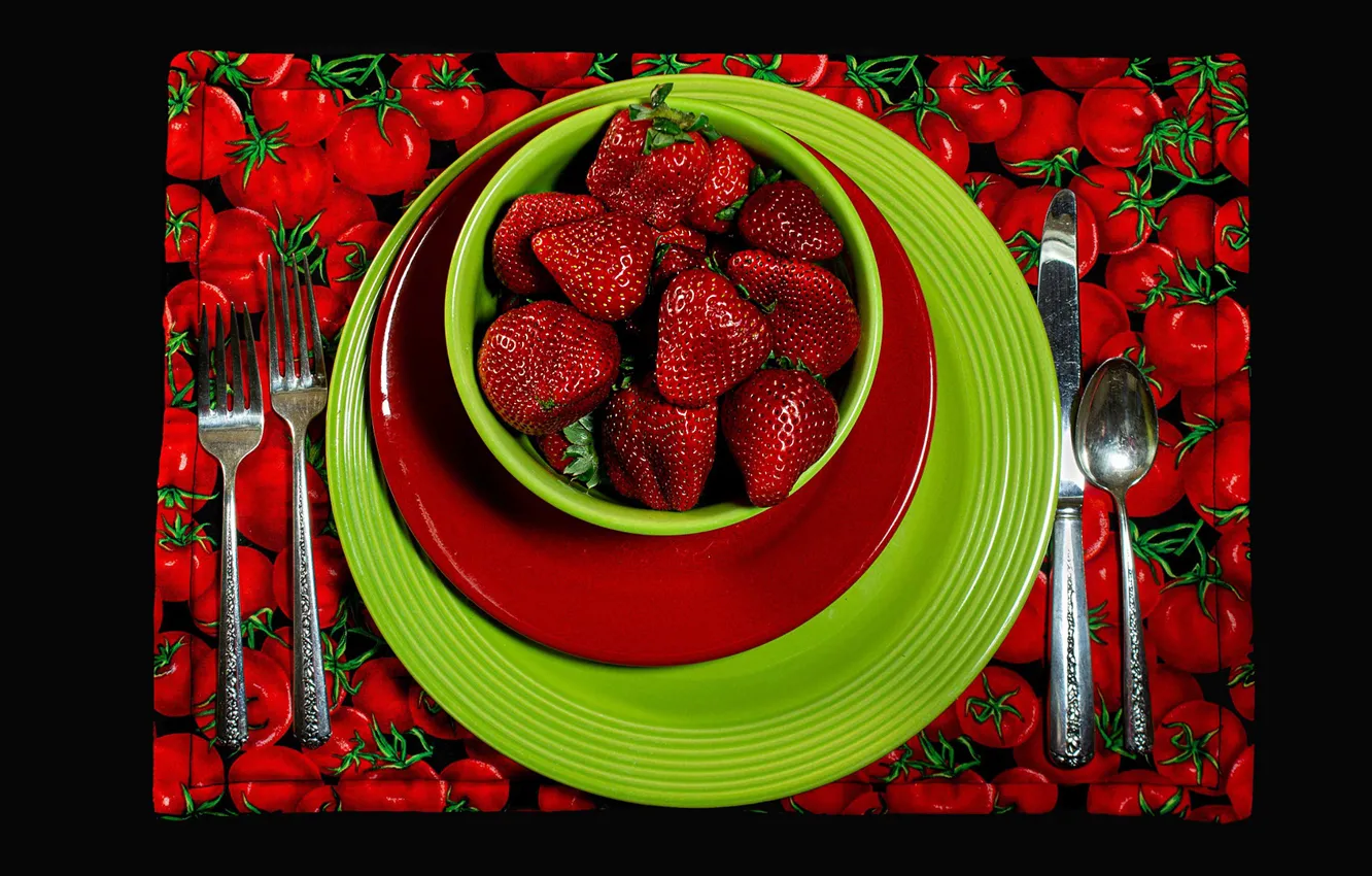 Фото обои красный, зеленый, ягоды, еда, клубника, ложка, нож, тарелки