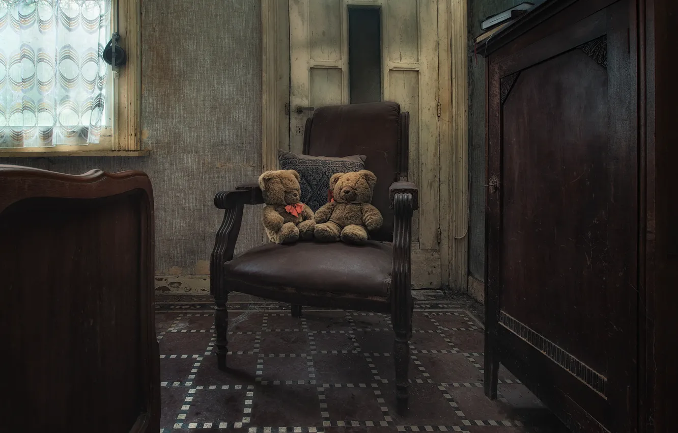 Фото обои комната, игрушки, кресло, плюшевые мишки