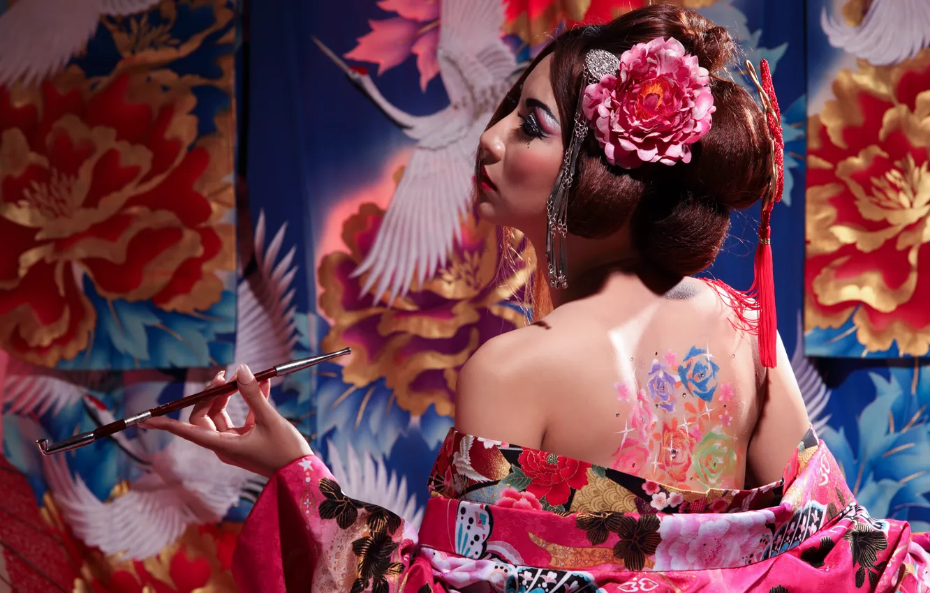 Фото обои цветы, стиль, японка, спина, трубка, тату, гейша, кимоно