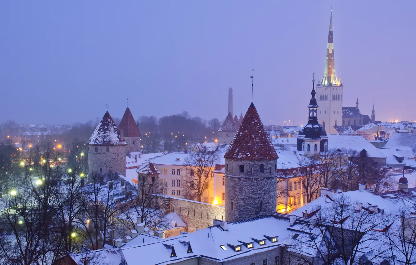 Фото обои зима, снег, огни, дома, вечер, крыши, Эстония, башни