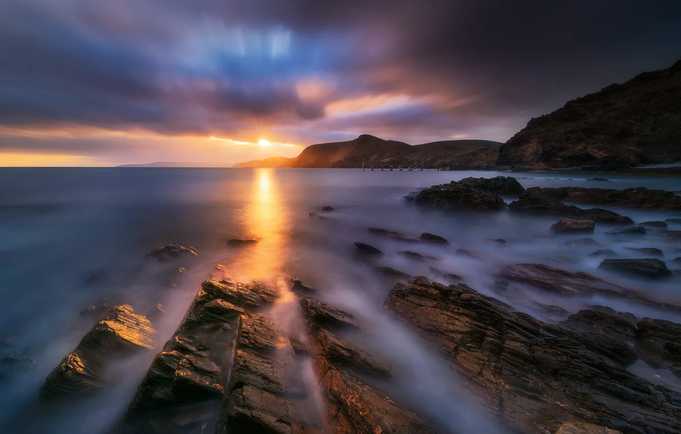 Фото обои море, облака, свет, закат, горы, тучи, камни, скалы