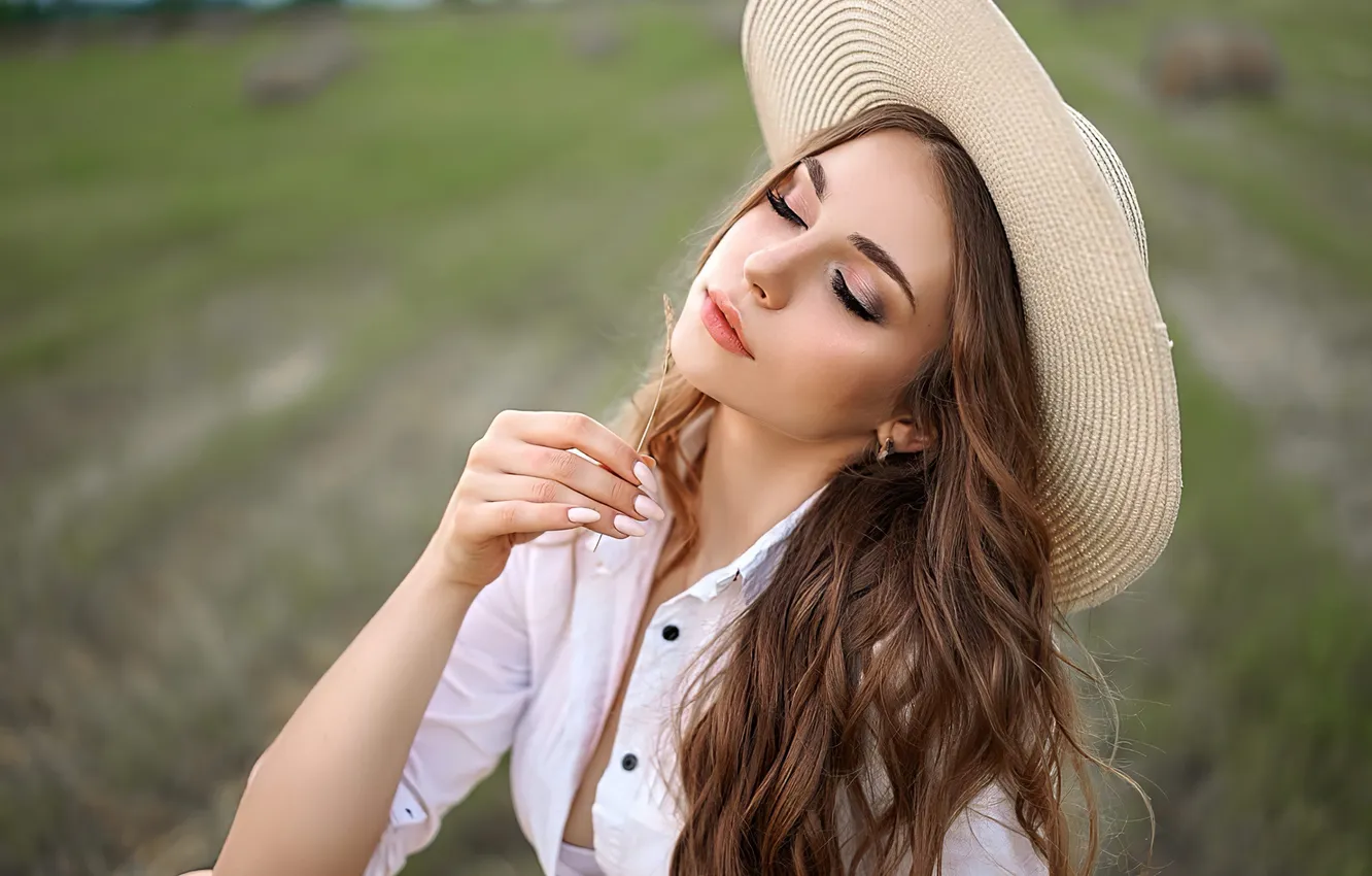 Фото обои girl, field, nature, beautiful, model, brunette, makeup, white hat