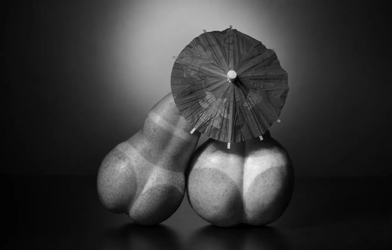 Фото обои эротика, загар, зонт, груши