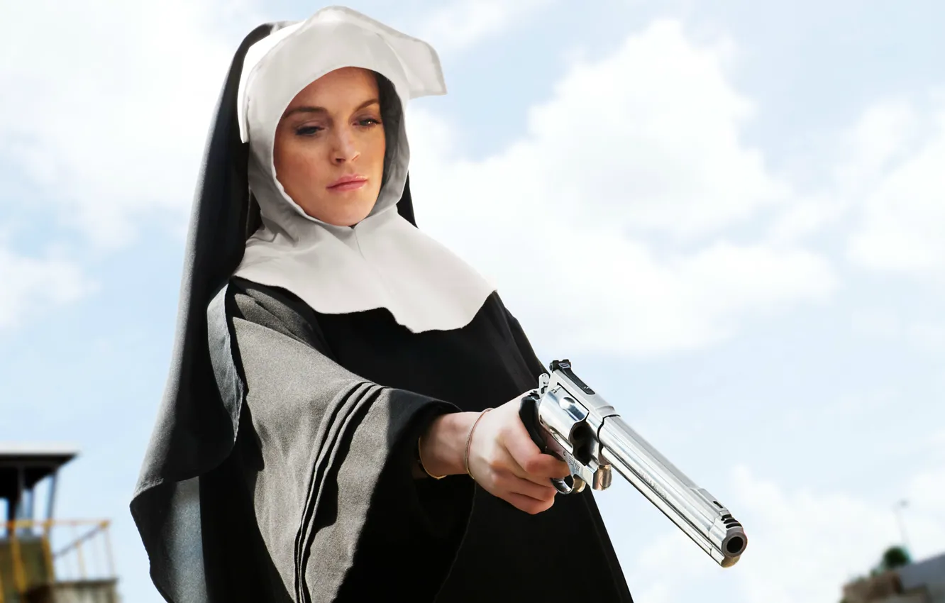 Фото обои веснушки, револьвер, монашка, Machete, Lindsay Lohan