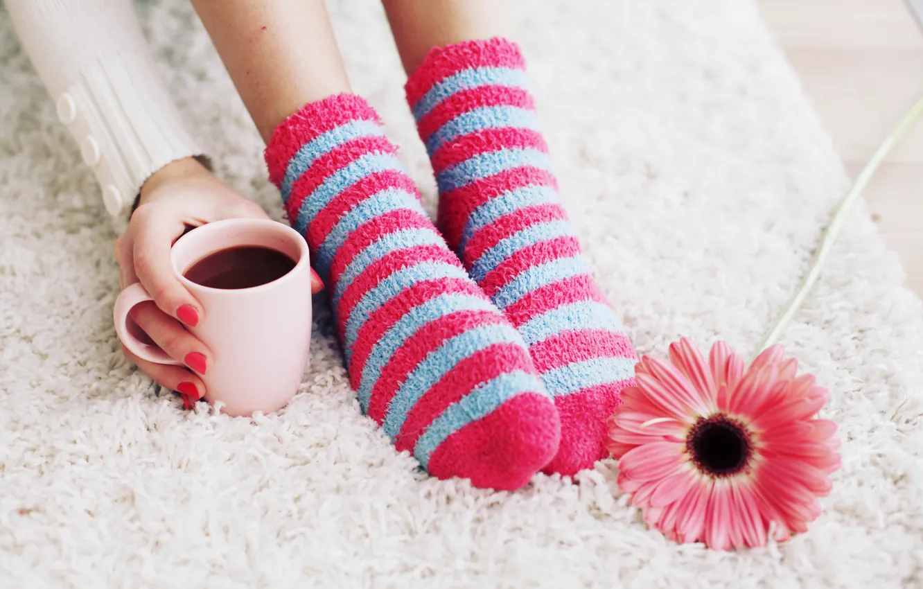 Фото обои цветок, ноги, кофе, чашка, носки, cup, coffee, socks