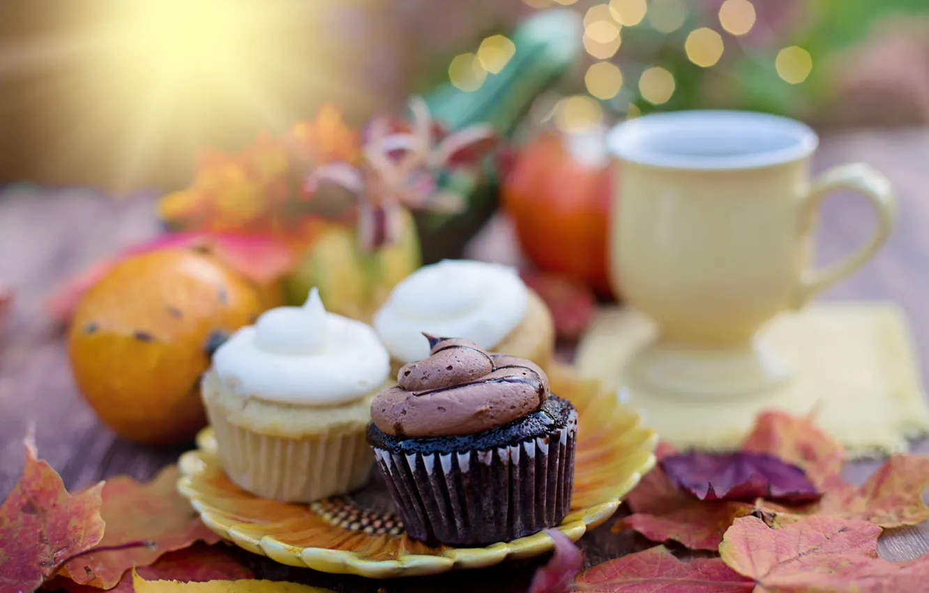Фото обои осень, листья, тарелка, чашка, выпечка, пирожные, боке, кексы