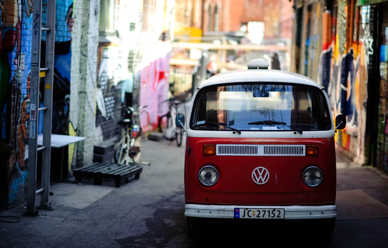 Фото обои красный, яркий, город, улица, граффити, volkswagen, фургон, узкая
