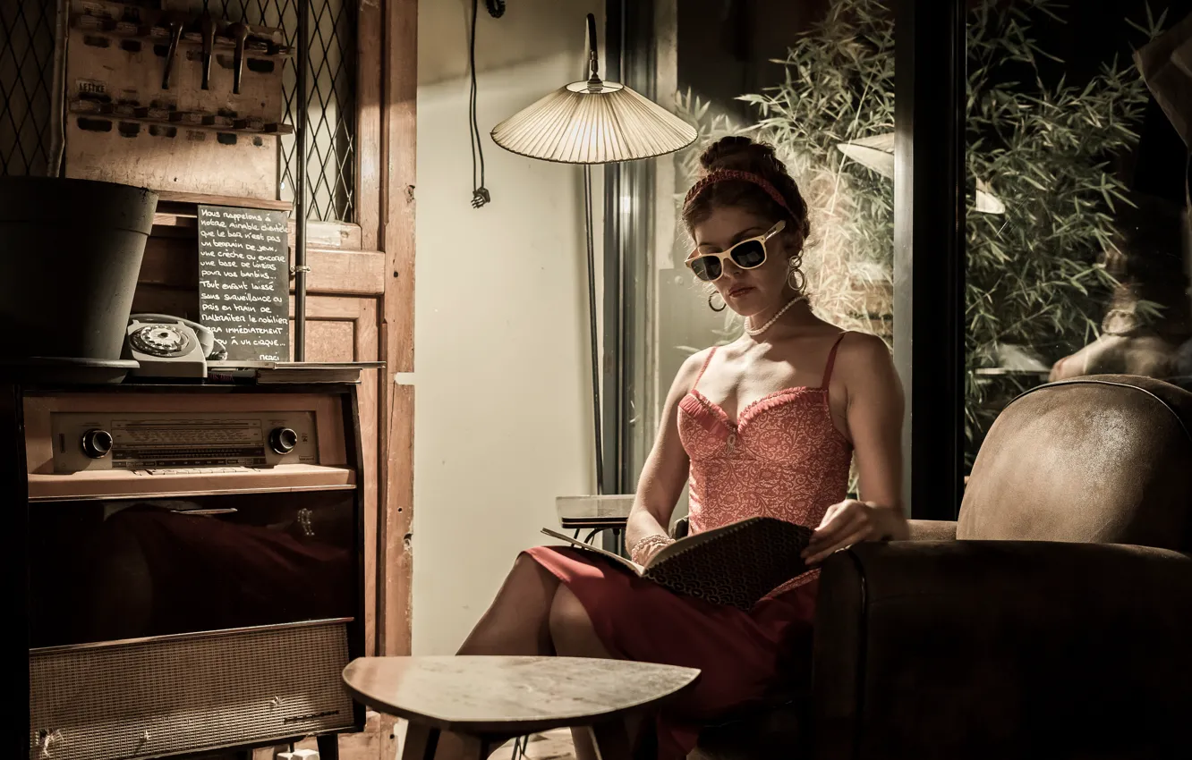 Фото обои девушка, стиль, кресло, очки, книга, торшер, винтаж, радиола