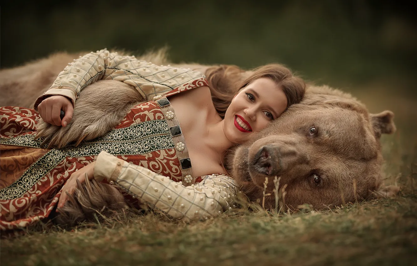 Фото обои взгляд, морда, девушка, улыбка, медведь, обнимашки, Юлия Кубар