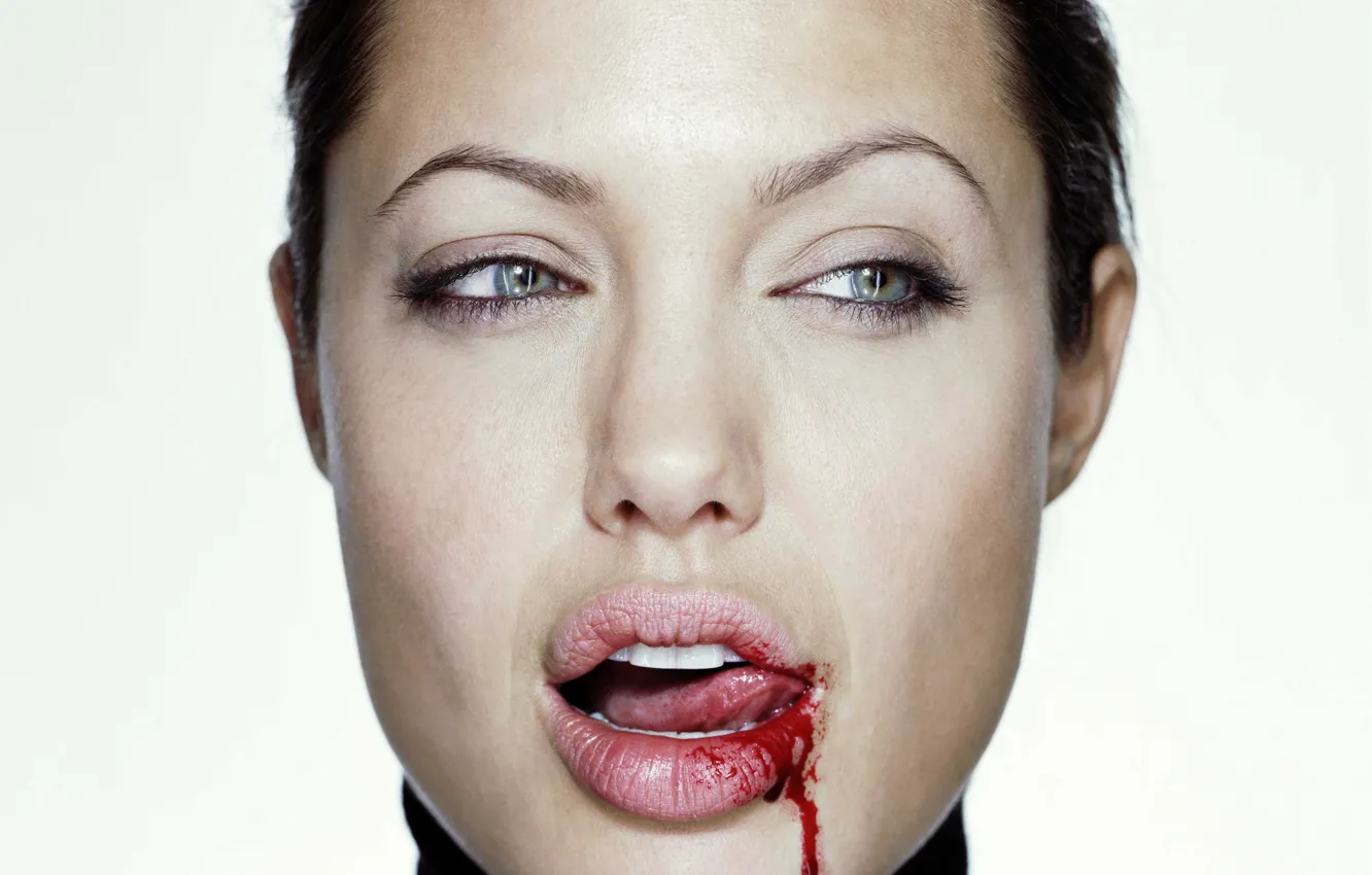 Фото обои глаза, кровь, Анджелина Джоли