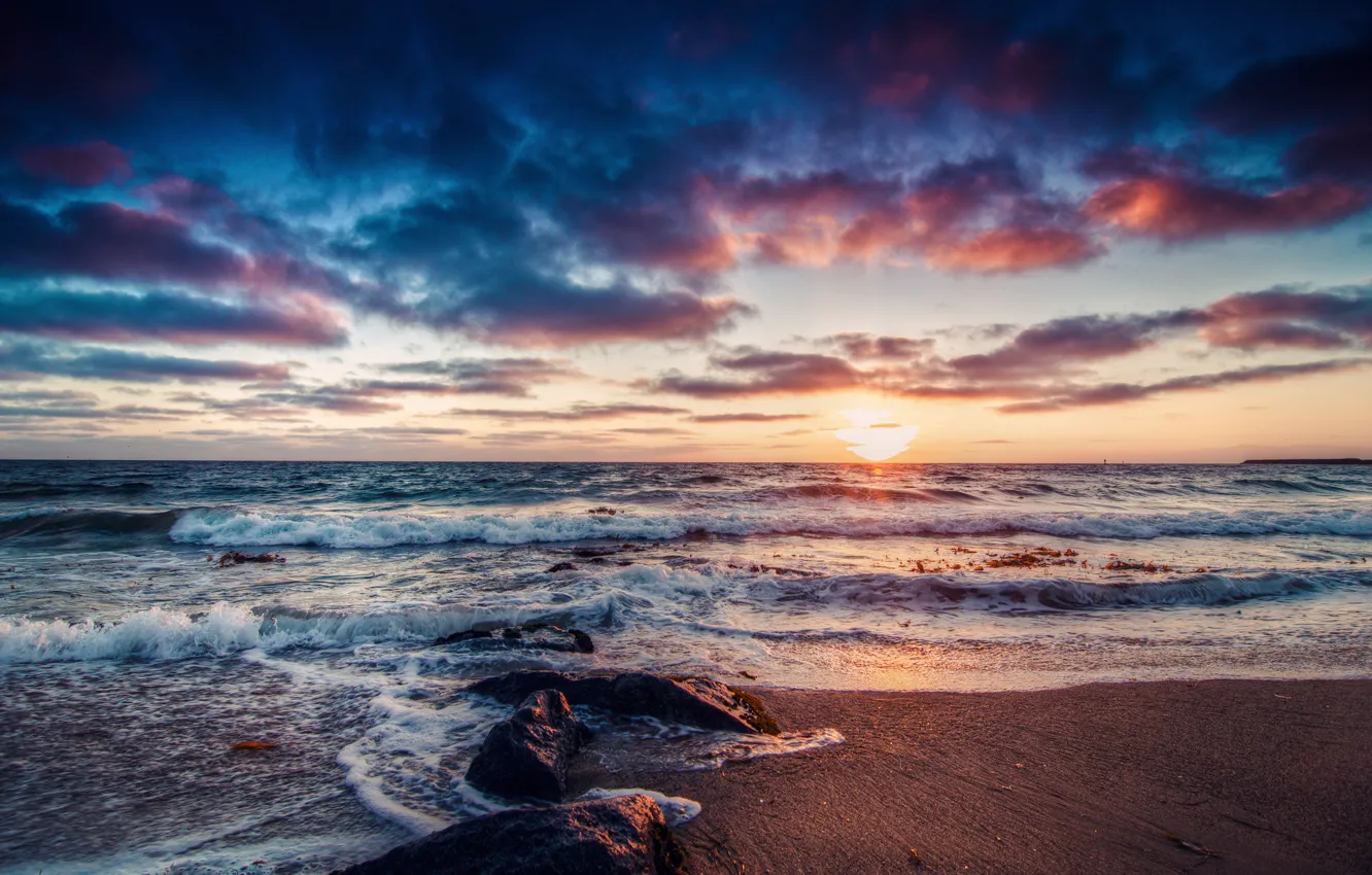 Фото обои море, волны, пляж, небо, солнце, камни