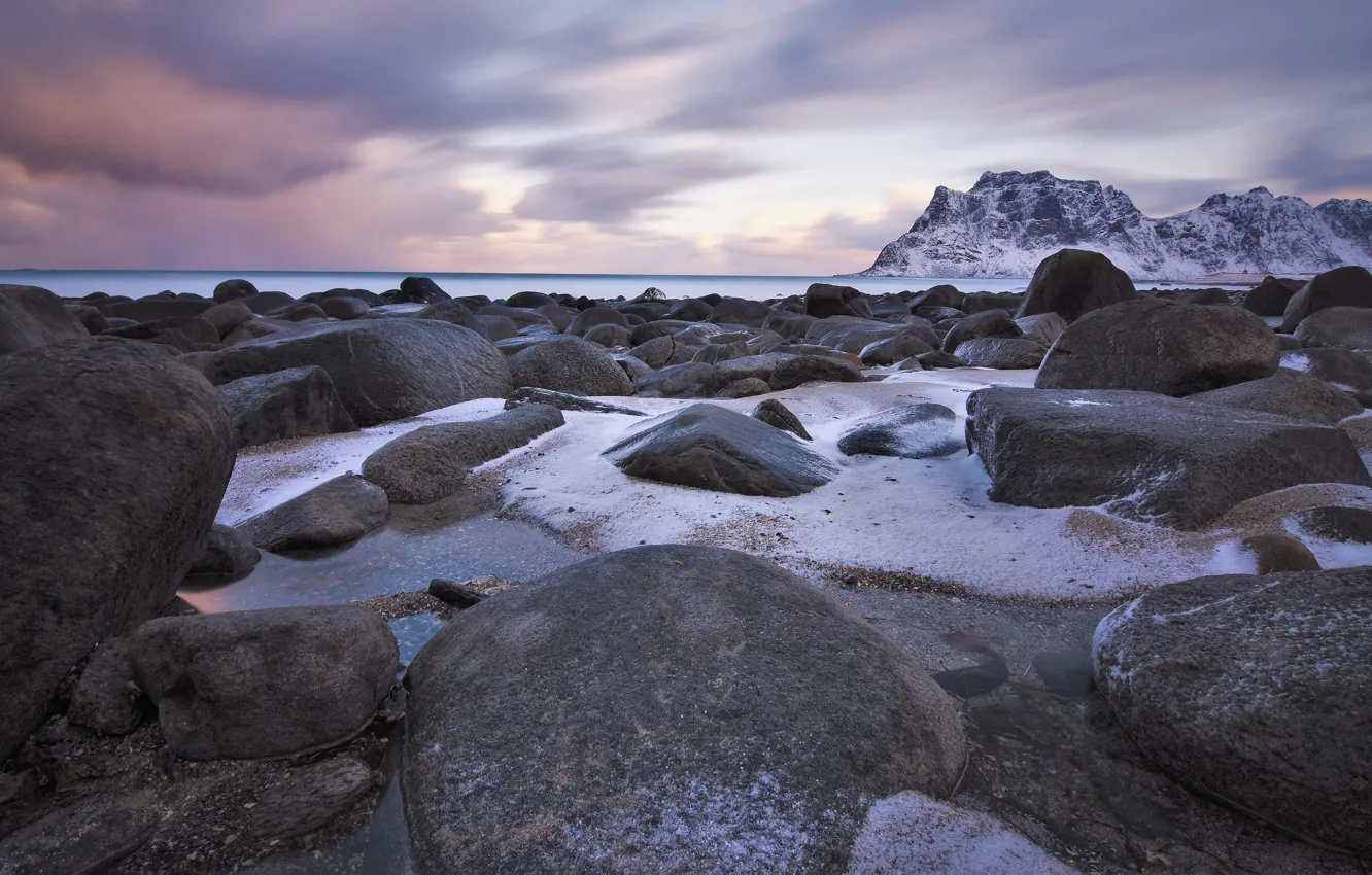 Фото обои зима, снег, камни, скалы, берег, Норвегия, водоем