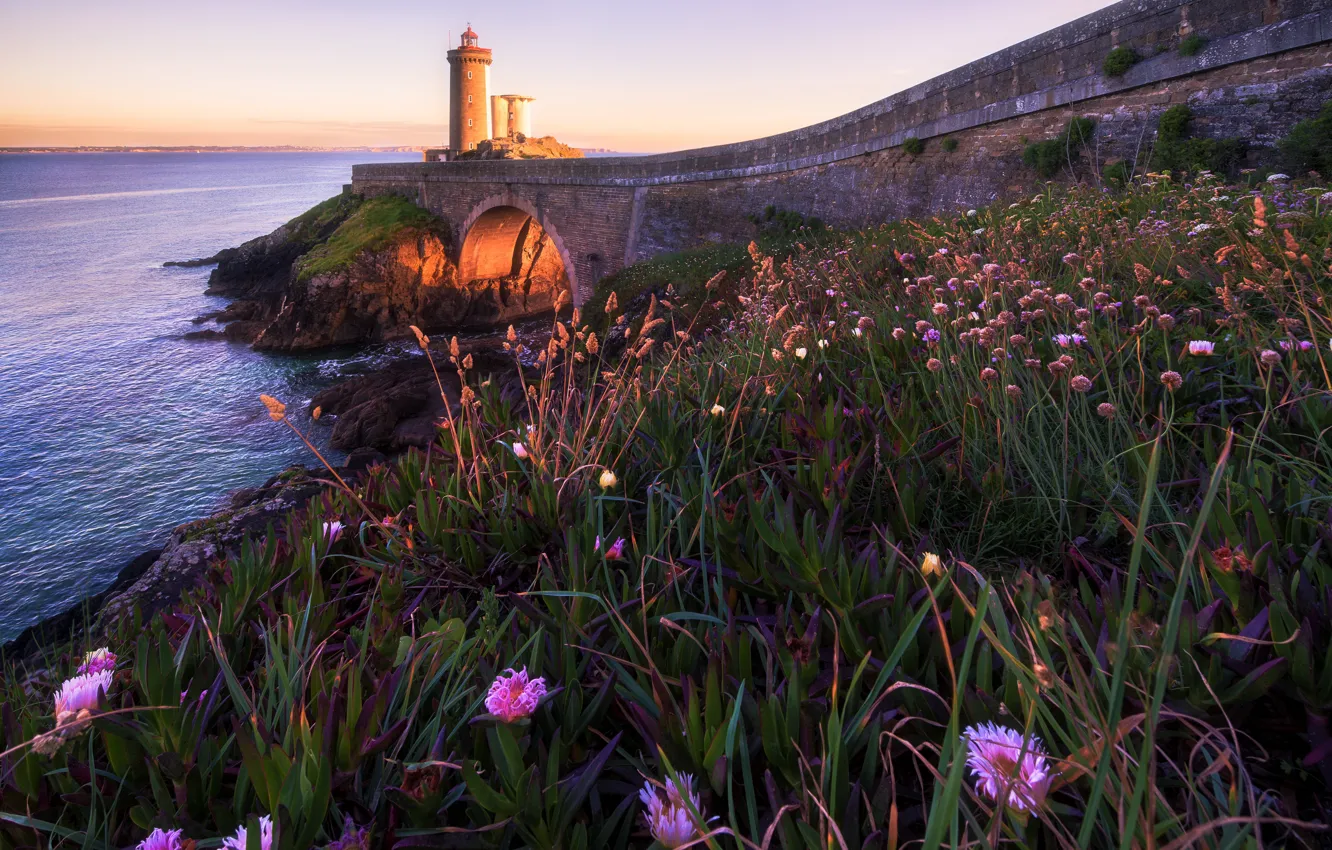 Фото обои море, цветы, берег, маяк, пирс