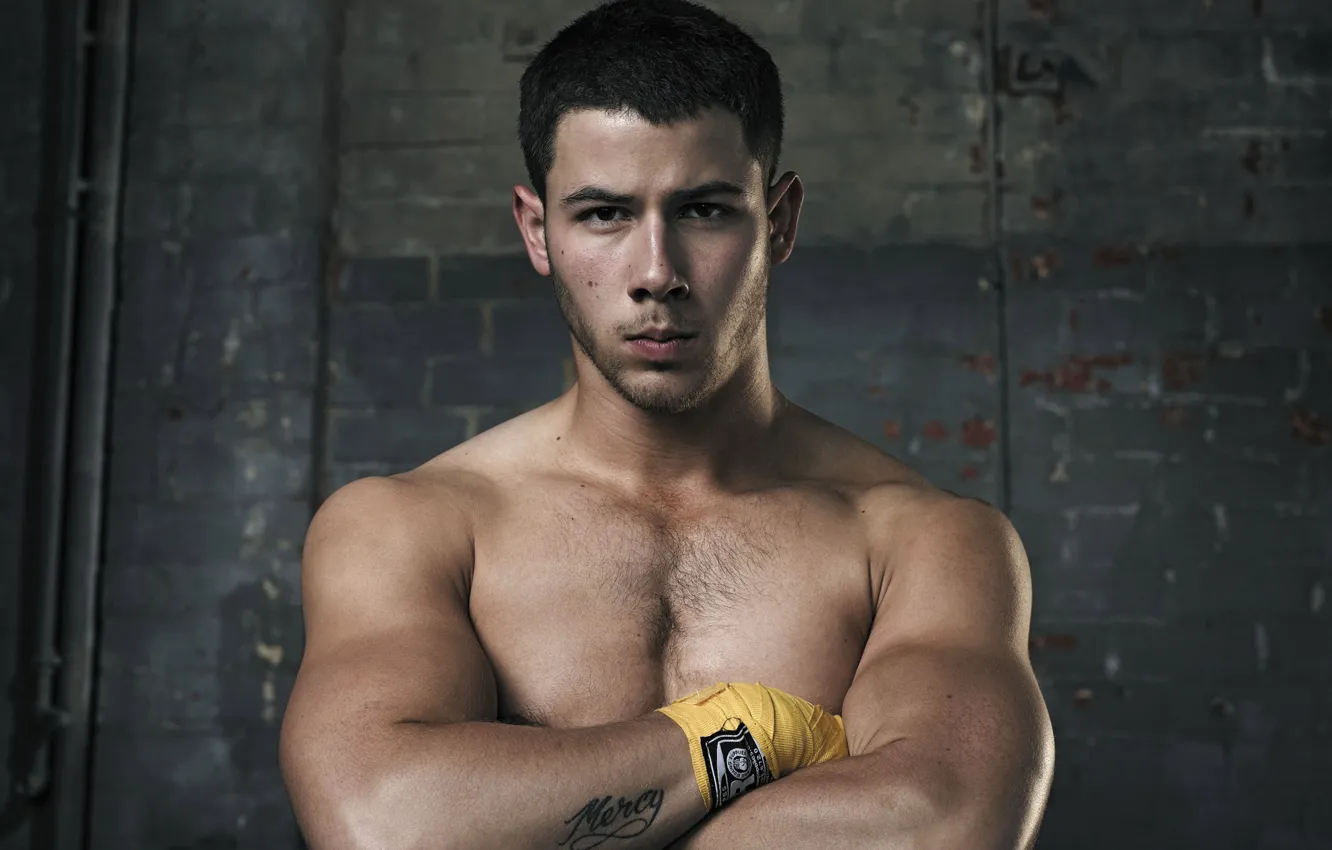 Фото обои взгляд, поза, сериал, мышцы, hair, Kingdom, Королевство, Nick Jonas