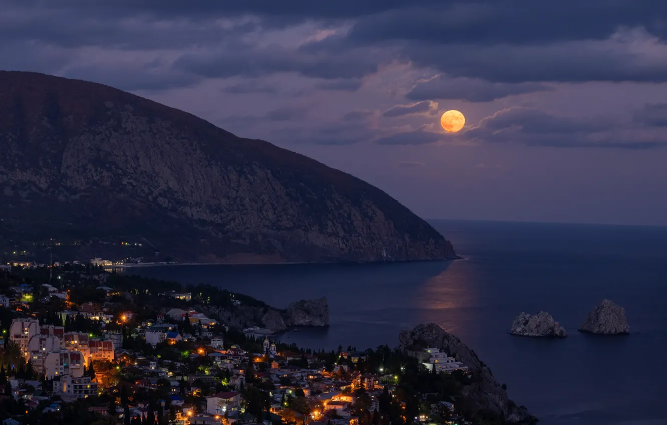 Фото обои море, облака, пейзаж, ночь, природа, город, скалы, луна