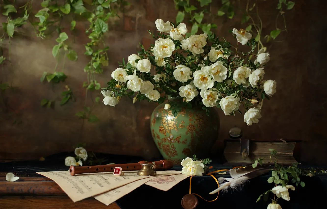 Фото обои цветы, стиль, ноты, перо, розы, кольцо, шиповник, книга