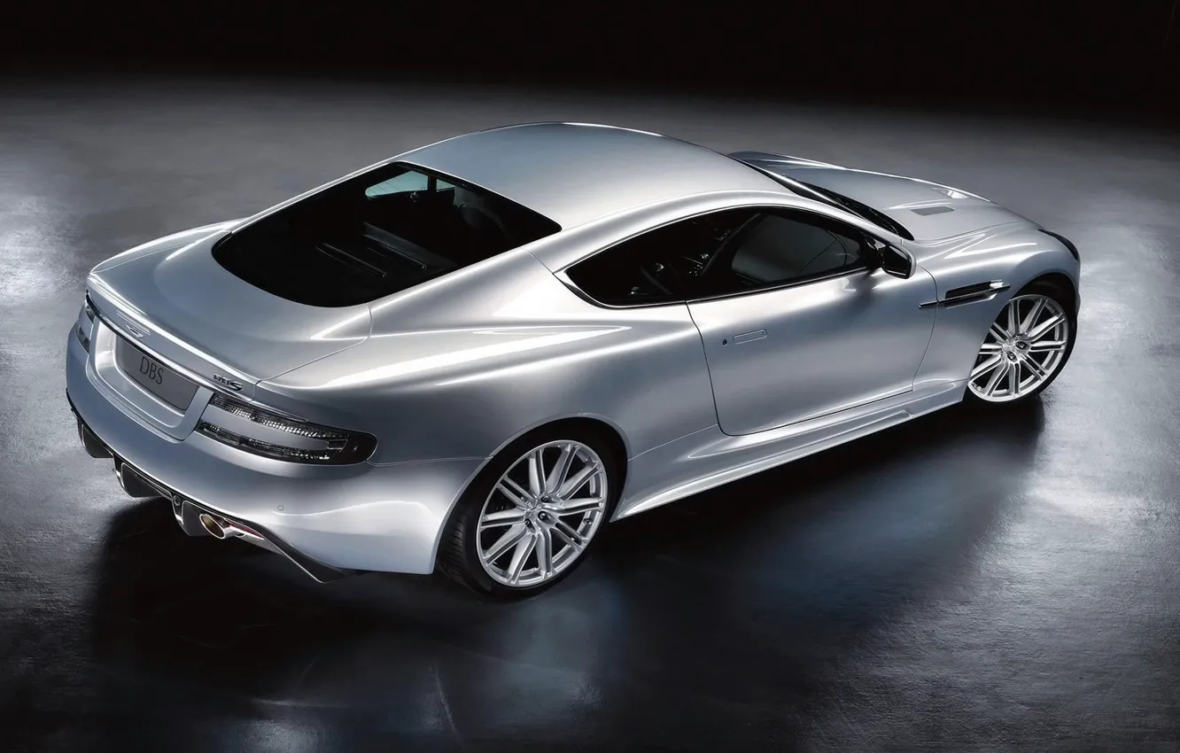 Фото обои блики, отражение, Aston Martin, блеск, DBS, освещение, диски, ракурс