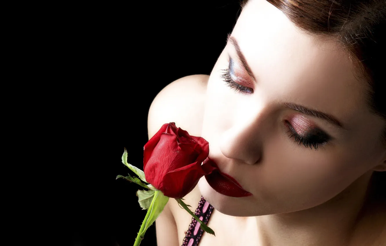 Фото обои лицо, фон, чёрный, роза, губы, шатенка, красная, аромат