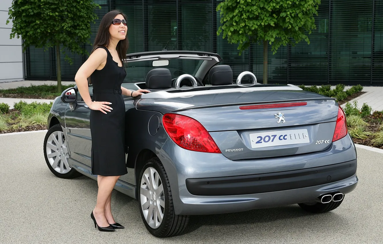 Фото обои авто, взгляд, девушка, улыбка, Девушки, очки, кабриолет, Peugeot 207