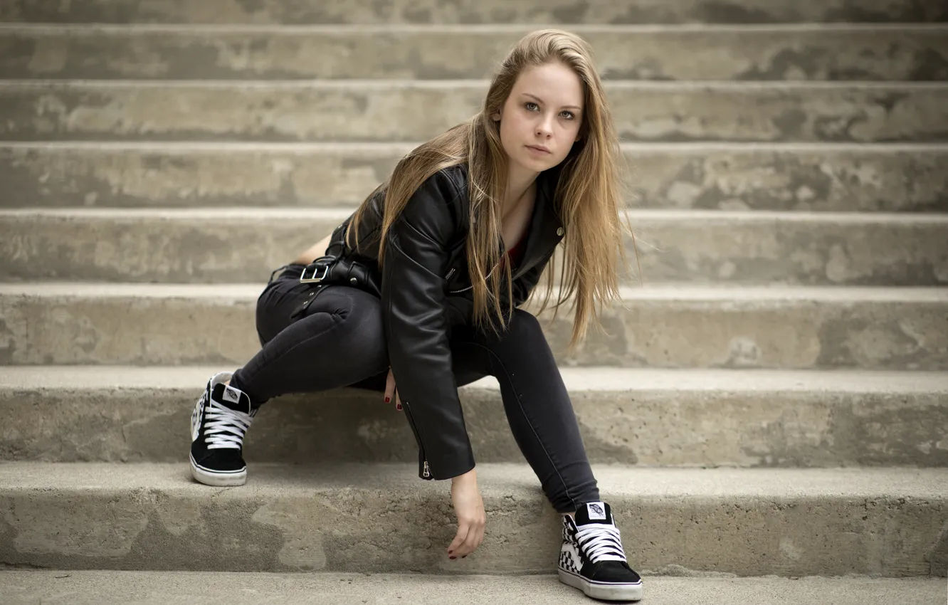 Фото обои взгляд, девушка, волосы, лестница, ступени, Rebekka Weigand